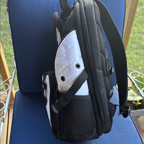 SwissGear Black and White Backpack one of the side strips is shorter - Picture 3 of 9